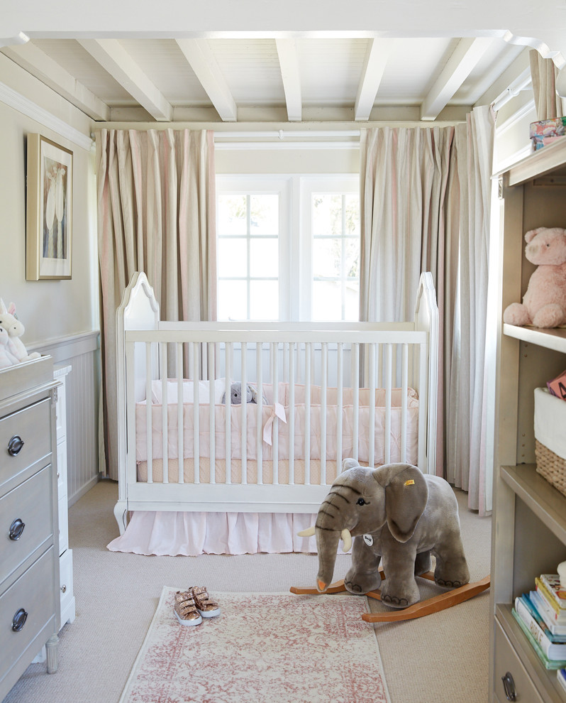 Diseño de habitación de bebé niña blanca de estilo americano pequeña con moqueta, suelo beige, paredes grises y machihembrado