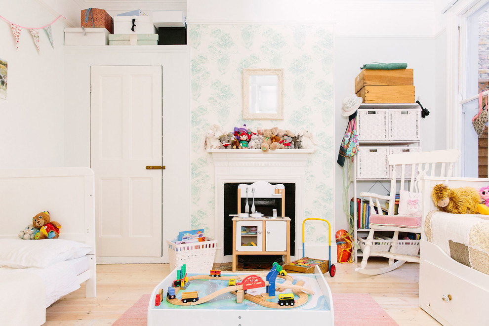Modelo de habitación de bebé niña tradicional de tamaño medio con paredes grises, suelo de madera clara y suelo beige