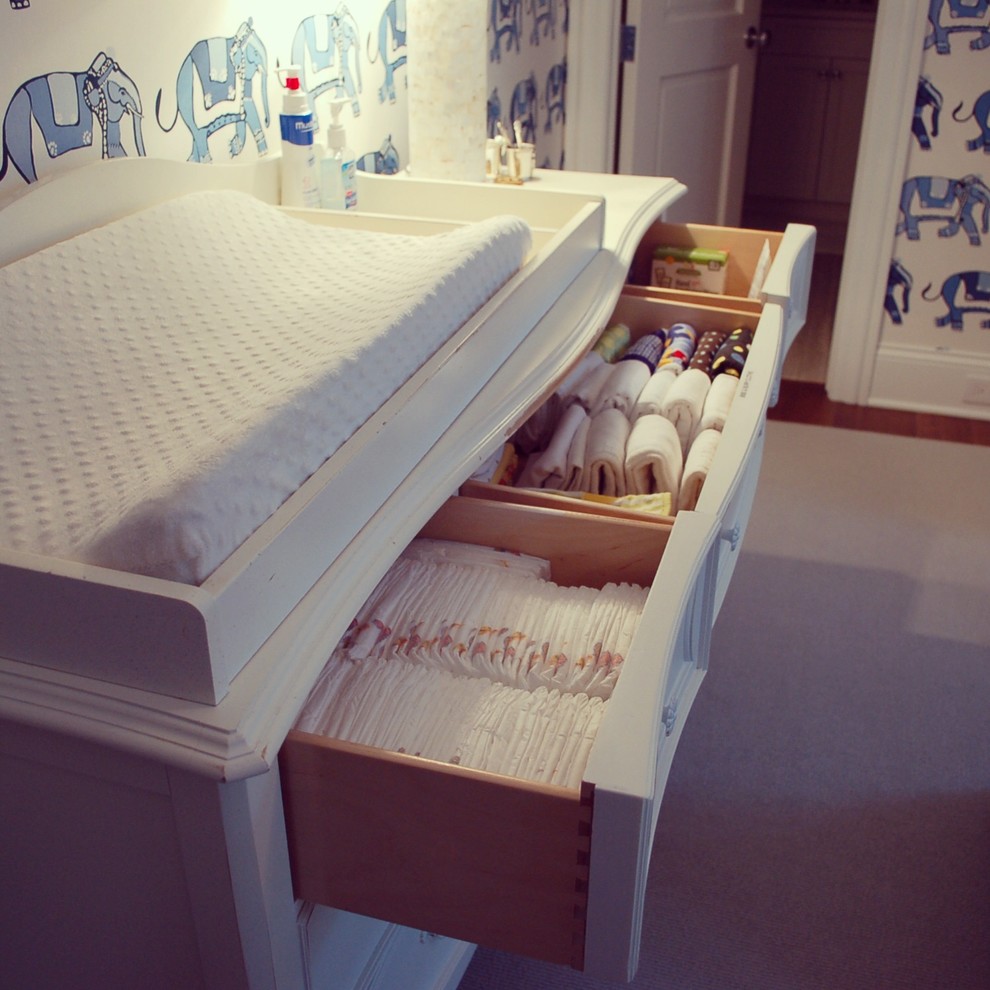 Diseño de habitación de bebé bohemia con paredes azules