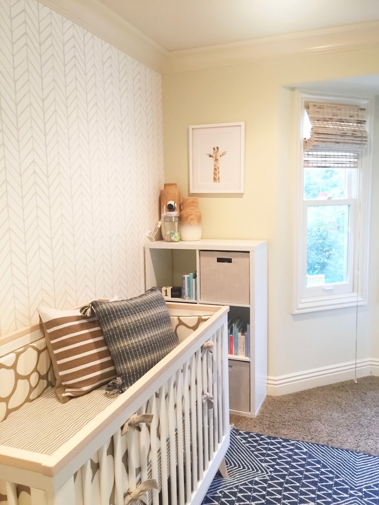 Immagine di una cameretta per neonati neutra chic di medie dimensioni con pareti beige e moquette