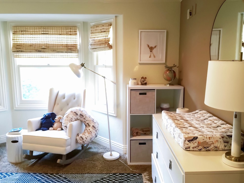 Cette image montre une chambre de bébé neutre traditionnelle de taille moyenne avec un mur beige et moquette.