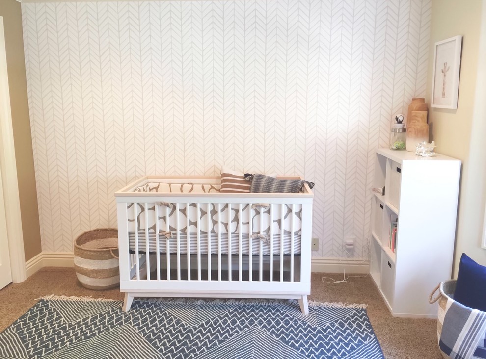 Imagen de habitación de bebé neutra tradicional renovada de tamaño medio con paredes beige y moqueta