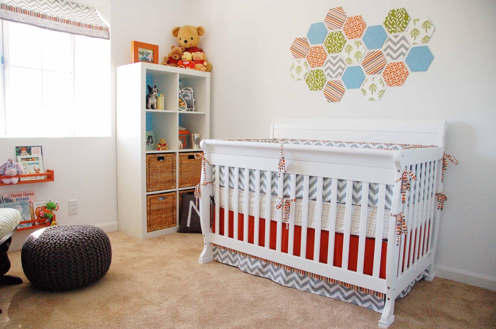 Imagen de habitación de bebé neutra contemporánea con paredes blancas y moqueta