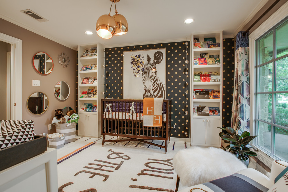 Imagen de habitación de bebé neutra actual con paredes multicolor