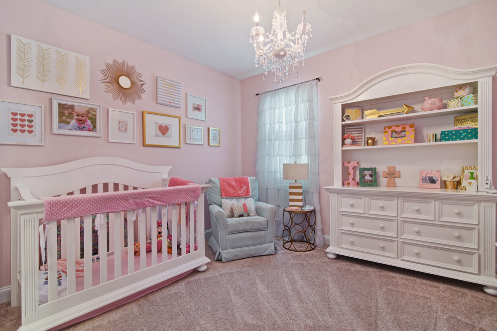 Ejemplo de habitación de bebé niña clásica con paredes rosas, moqueta y suelo beige