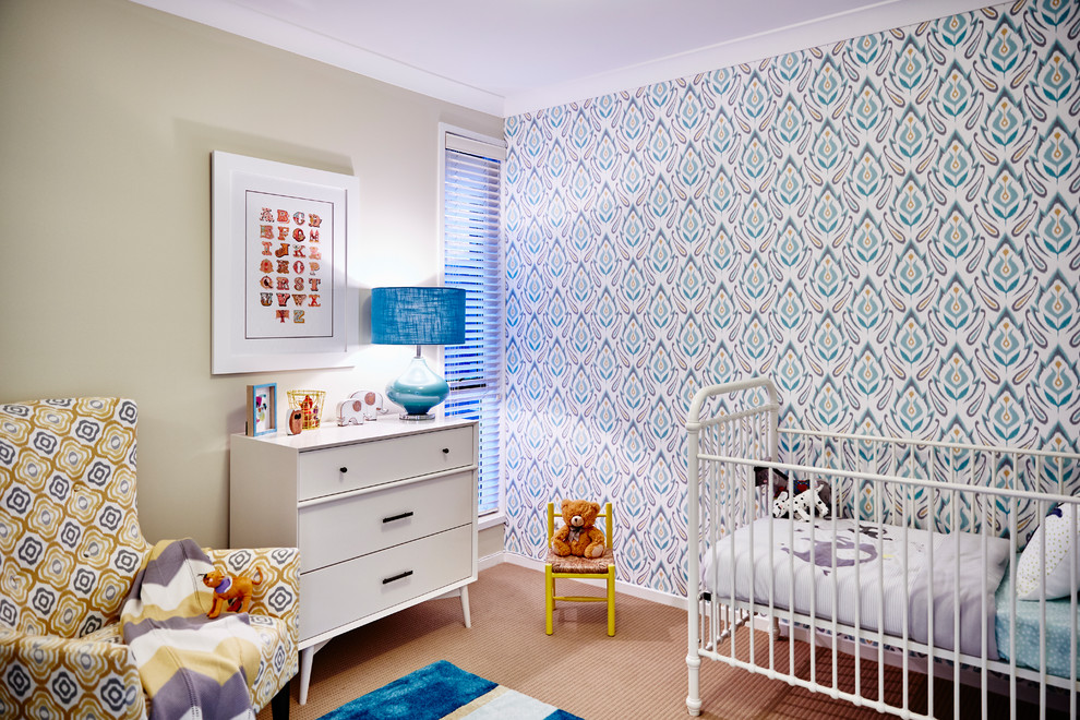 Aménagement d'une chambre de bébé neutre contemporaine avec un mur multicolore, moquette et un sol orange.