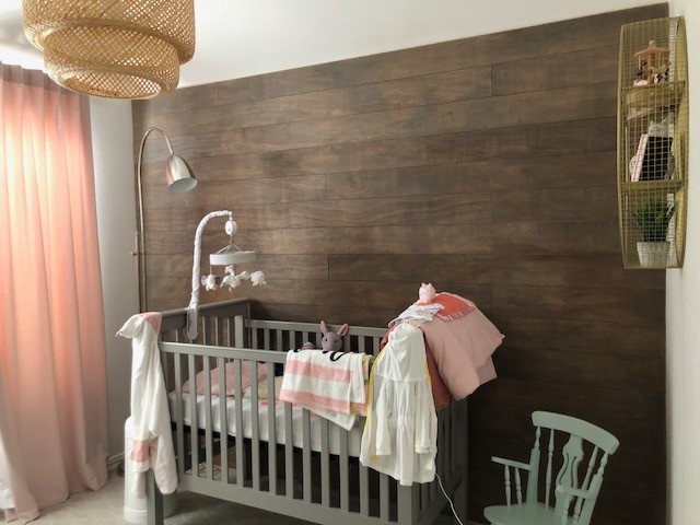 Ispirazione per una piccola cameretta per neonata country con pareti bianche, moquette e pavimento beige