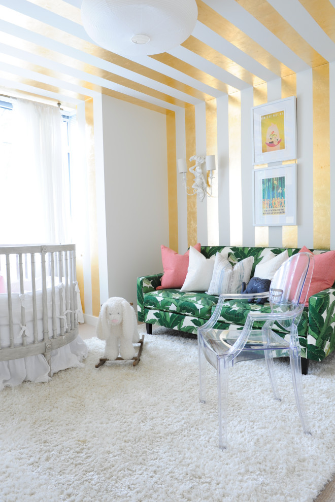 Modernes Babyzimmer mit bunten Wänden, braunem Boden, Tapetendecke und Tapetenwänden in Sonstige