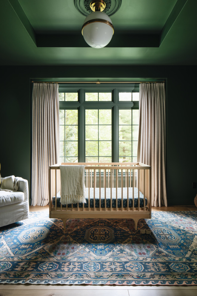 グランドラピッズにあるトランジショナルスタイルのおしゃれな赤ちゃん部屋 (緑の壁、淡色無垢フローリング、男女兼用、ベージュの床) の写真