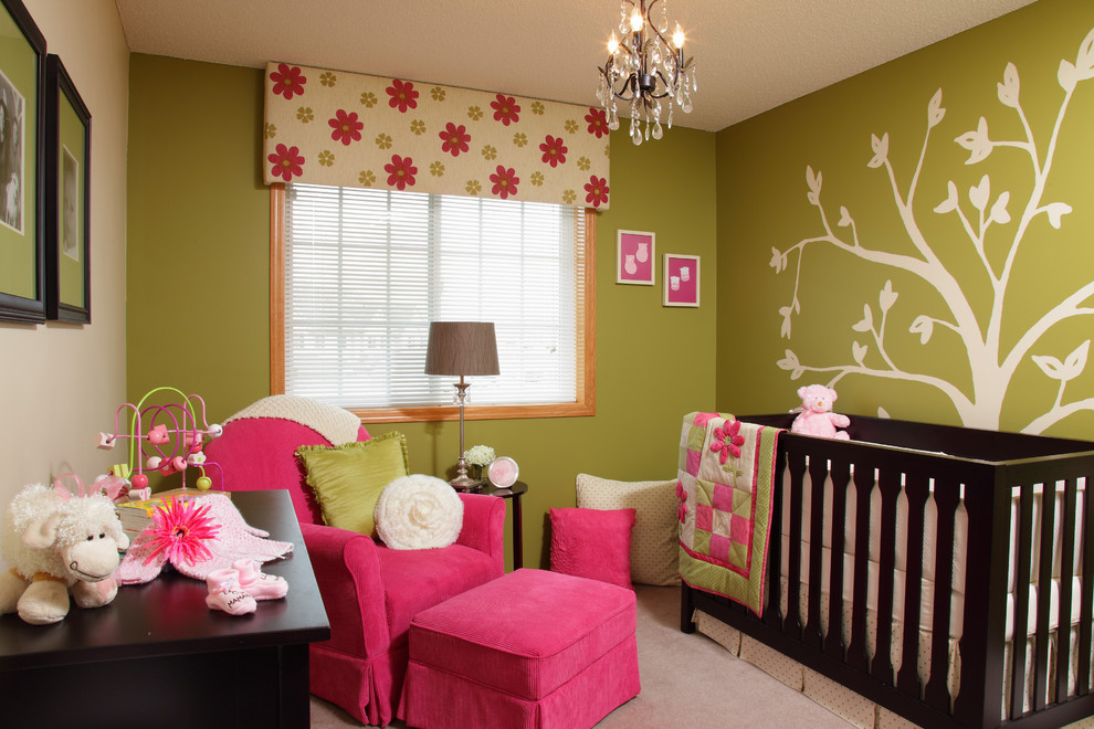 Imagen de habitación de bebé niña contemporánea con paredes verdes y moqueta