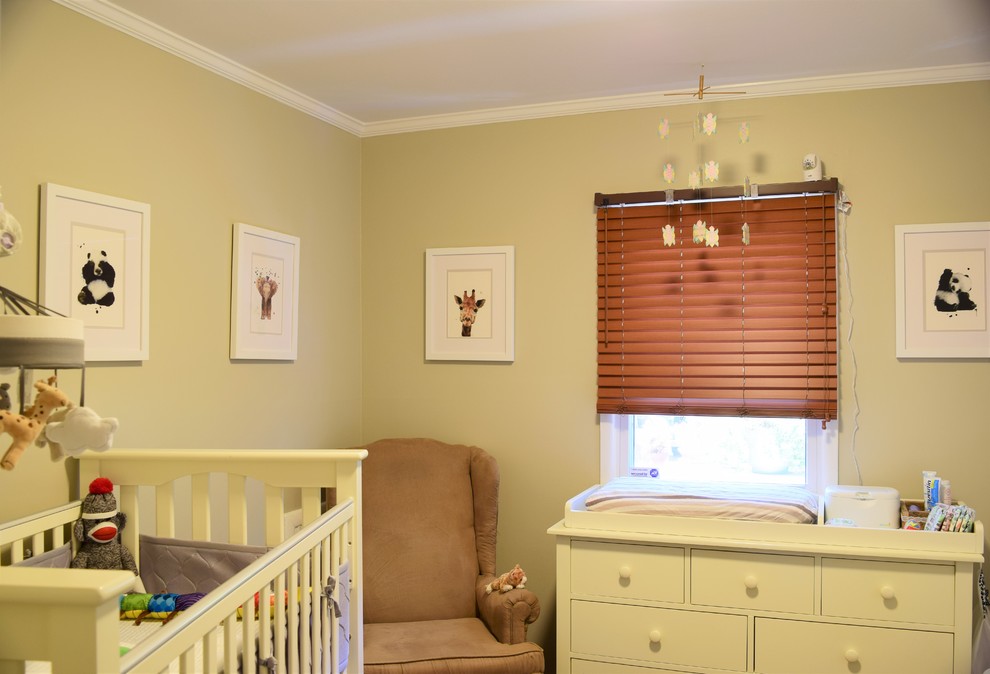 На фото: нейтральная комната для малыша среднего размера в стиле неоклассика (современная классика) с желтыми стенами, паркетным полом среднего тона и коричневым полом