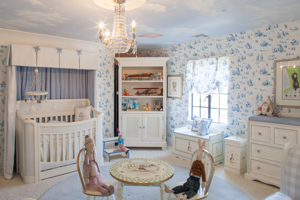 Ispirazione per una cameretta per neonati neutra chic con moquette e pareti blu