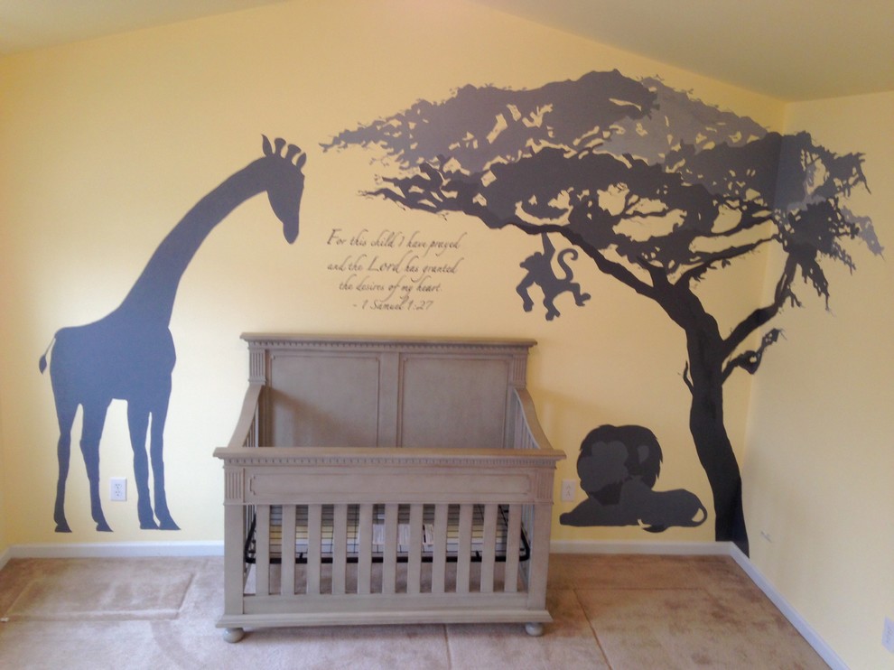 Idées déco pour une grande chambre de bébé garçon contemporaine avec un mur gris et moquette.