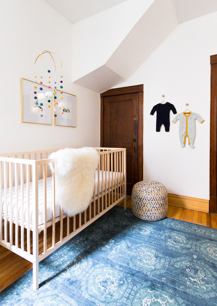 Cette image montre une chambre de bébé nordique.