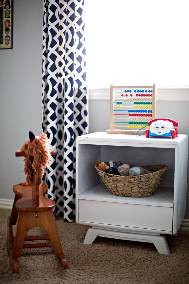 Modelo de habitación de bebé niño minimalista de tamaño medio con paredes grises y moqueta