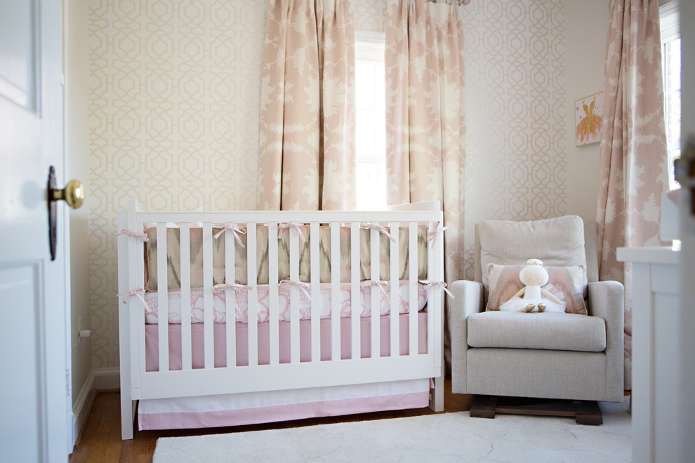 На фото: комната для малыша в стиле неоклассика (современная классика) для девочки с