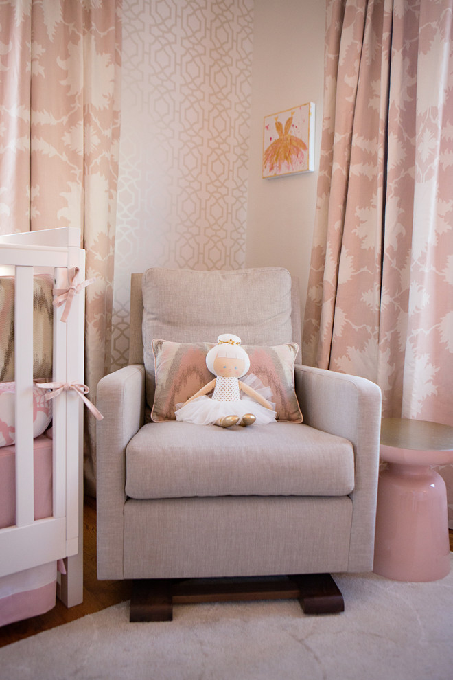 Imagen de habitación de bebé niña clásica renovada pequeña con paredes blancas