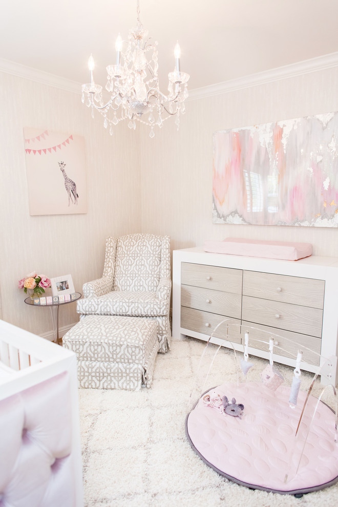 Свежая идея для дизайна: комната для малыша среднего размера в стиле модернизм с разноцветными стенами, ковровым покрытием и бежевым полом для девочки - отличное фото интерьера