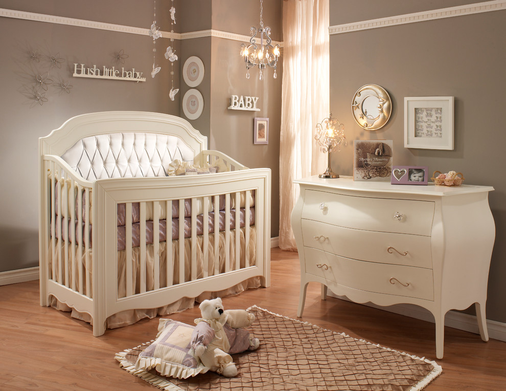 Идея дизайна: нейтральная комната для малыша в стиле модернизм с коричневыми стенами и светлым паркетным полом