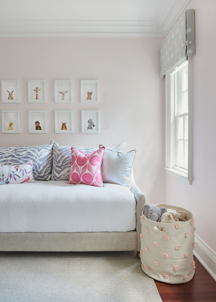 Стильный дизайн: комната для малыша среднего размера в стиле неоклассика (современная классика) с розовыми стенами, паркетным полом среднего тона и коричневым полом для девочки - последний тренд