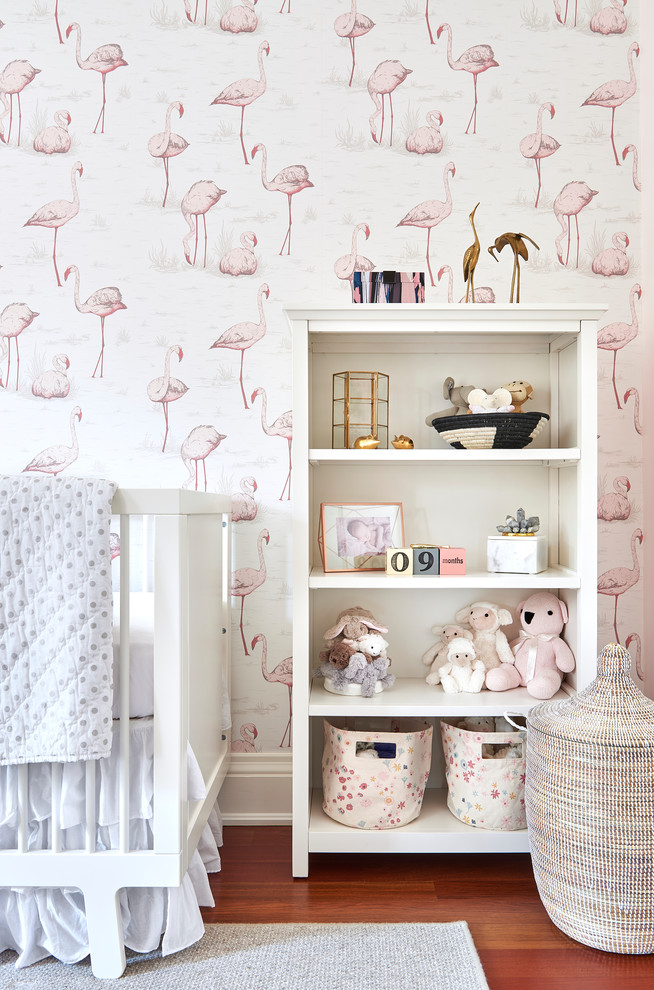 Inspiration för ett mellanstort vintage babyrum, med rosa väggar, mellanmörkt trägolv och brunt golv