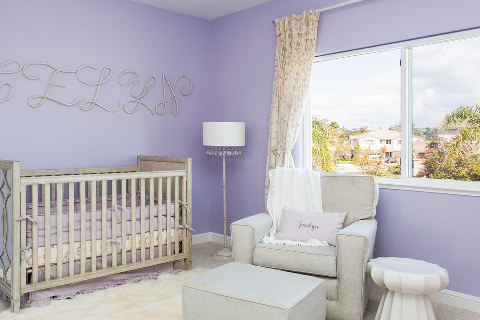 Cette photo montre une chambre de bébé fille tendance de taille moyenne avec un mur violet, moquette et un sol beige.