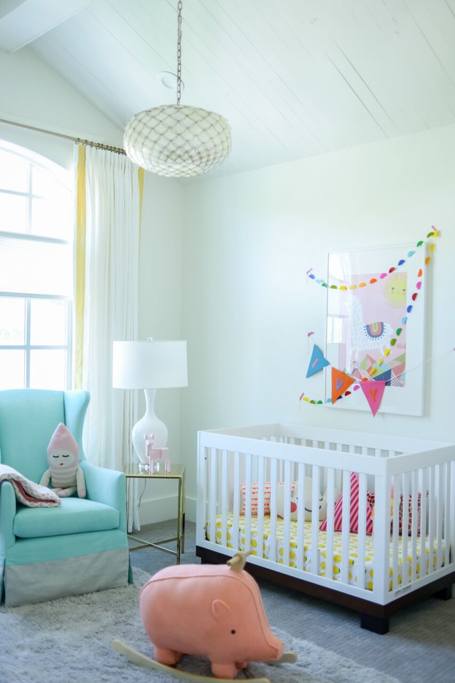 Пример оригинального дизайна: комната для малыша среднего размера в стиле фьюжн с белыми стенами и ковровым покрытием для девочки