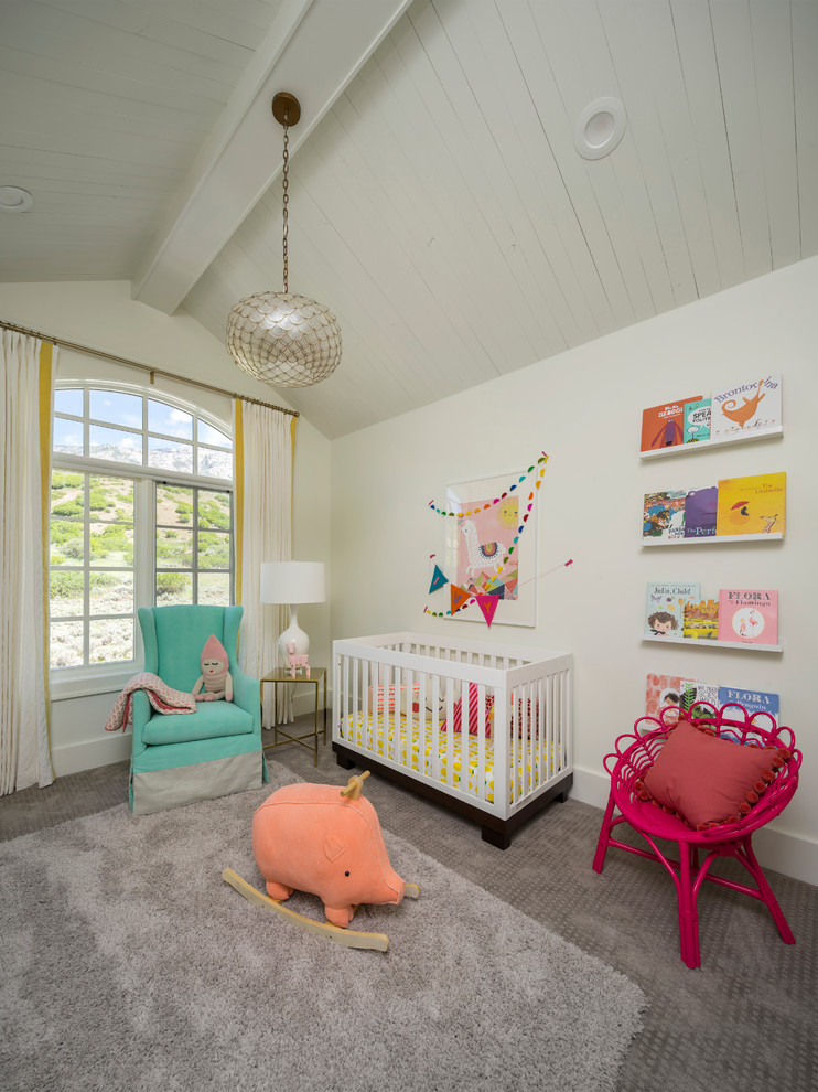 Immagine di una cameretta per neonata tradizionale con pareti bianche, moquette e pavimento grigio
