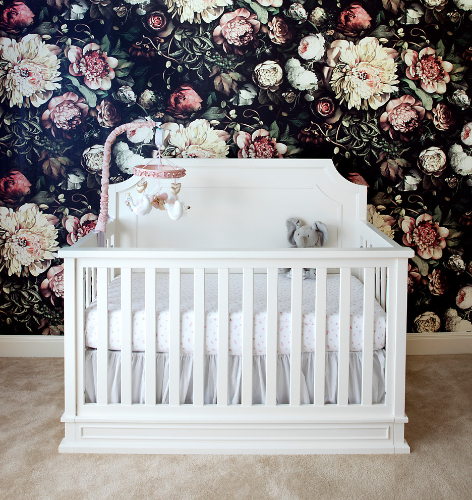 オースティンにあるお手頃価格の中くらいなコンテンポラリースタイルのおしゃれな赤ちゃん部屋 (黒い壁、カーペット敷き、男女兼用、ベージュの床) の写真