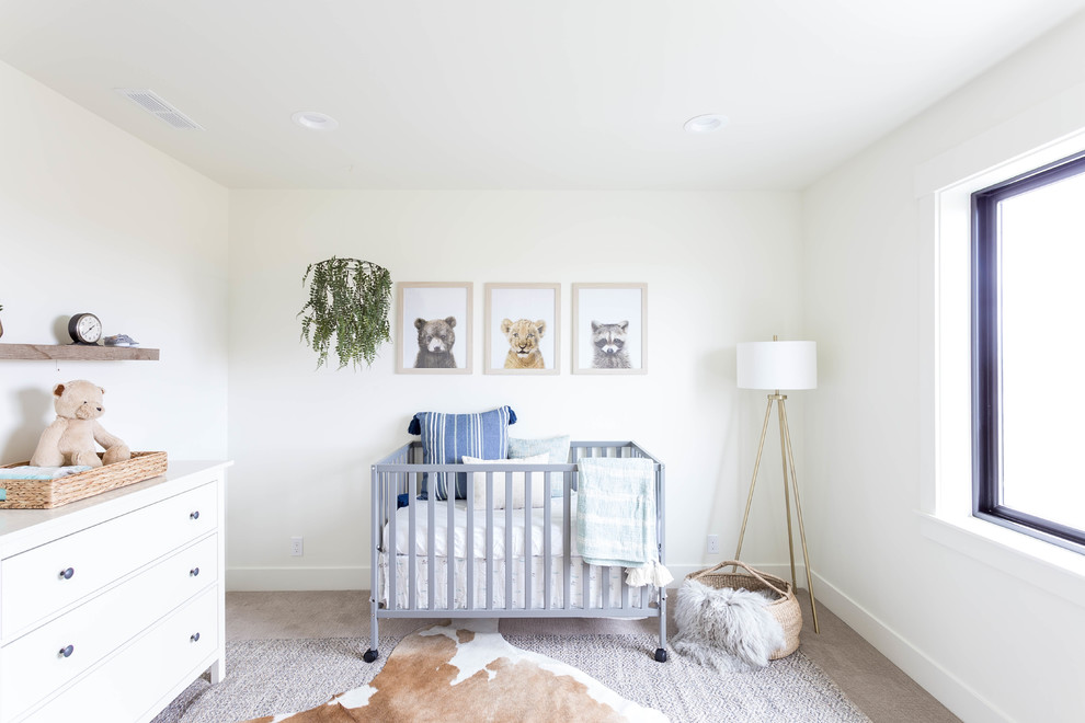 Diseño de habitación de bebé neutra campestre con paredes blancas, moqueta y suelo gris