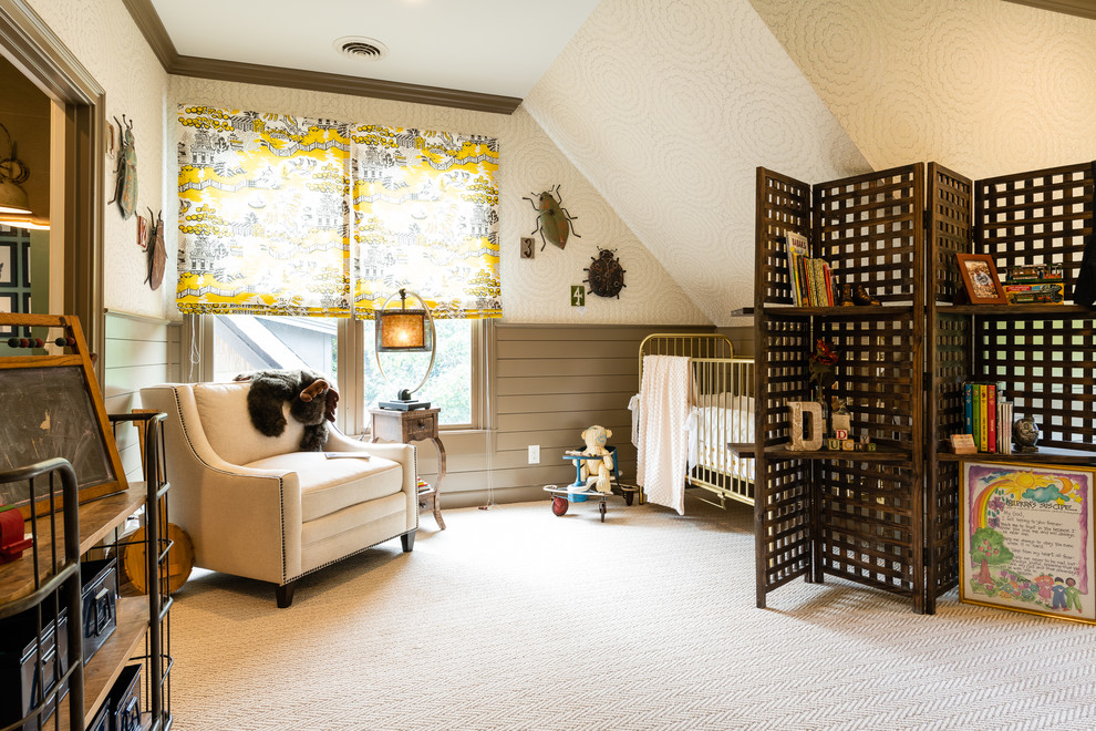 Diseño de habitación de bebé neutra clásica renovada con moqueta