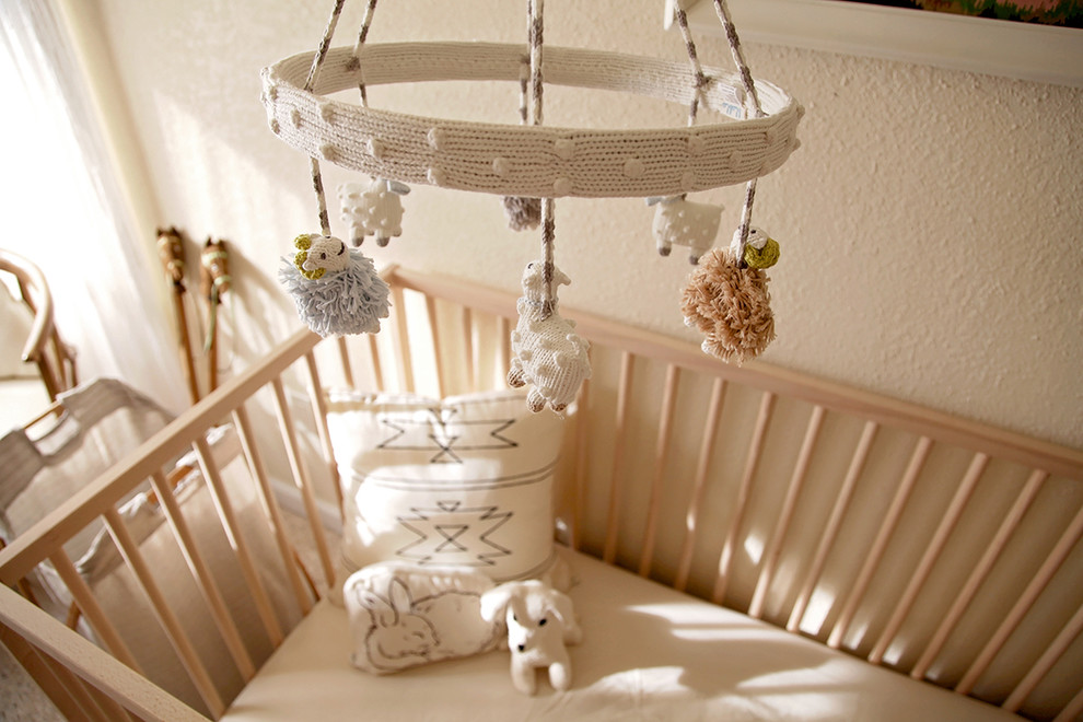 Idée de décoration pour une chambre de bébé sud-ouest américain.