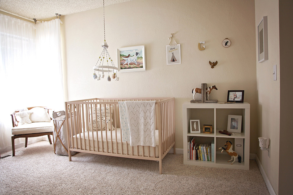Exemple d'une chambre de bébé sud-ouest américain.