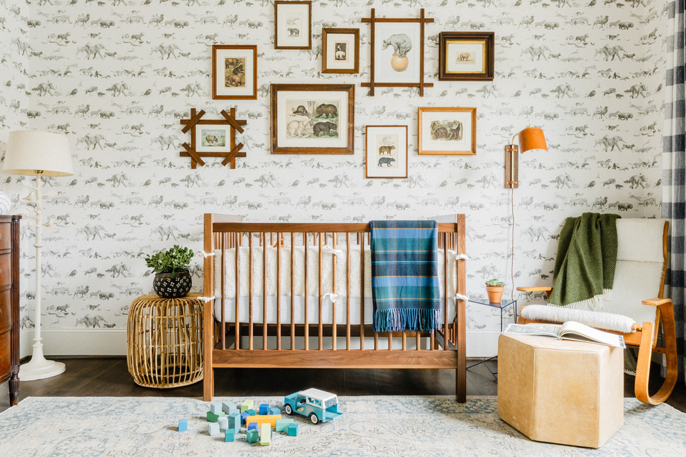 Exemple d'une chambre de bébé chic avec un mur blanc, parquet foncé et un sol marron.