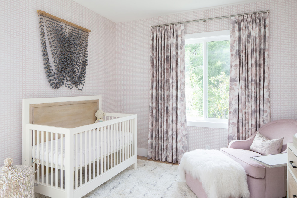 Réalisation d'une chambre de bébé fille design avec un mur multicolore, un sol en bois brun et un sol marron.