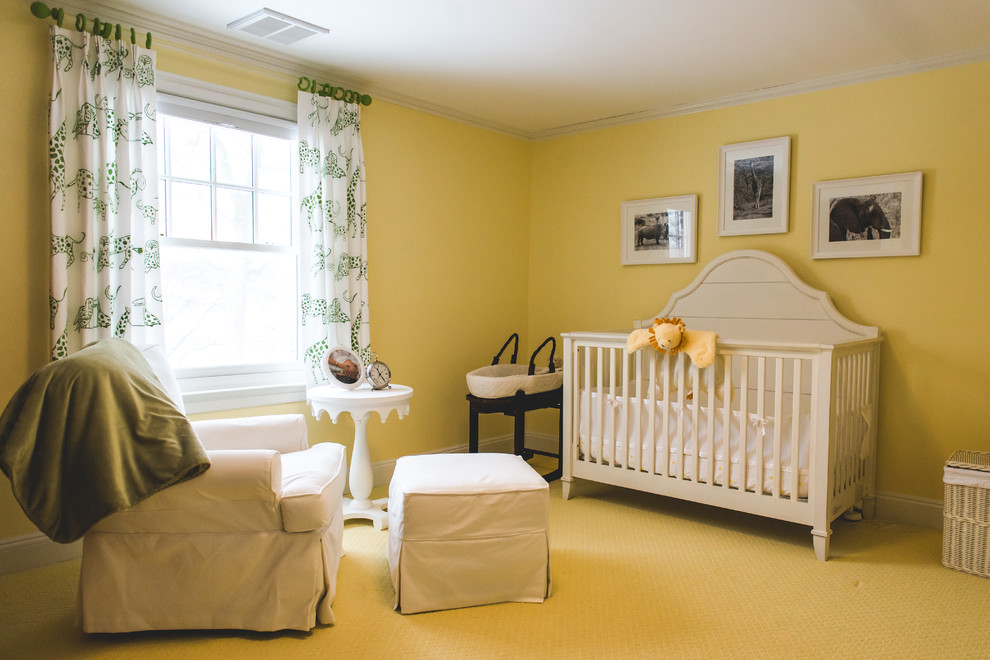 ニューヨークにあるお手頃価格の中くらいなトランジショナルスタイルのおしゃれな赤ちゃん部屋 (黄色い壁、カーペット敷き、男女兼用、黄色い床) の写真