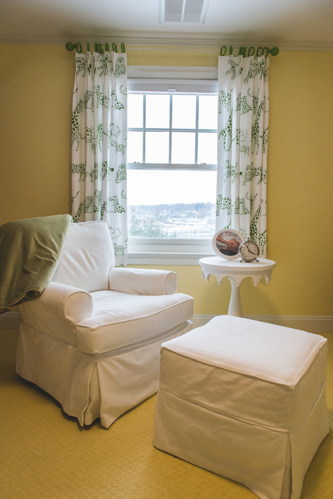 Inspiration pour une chambre de bébé neutre traditionnelle de taille moyenne avec un mur jaune, moquette et un sol jaune.