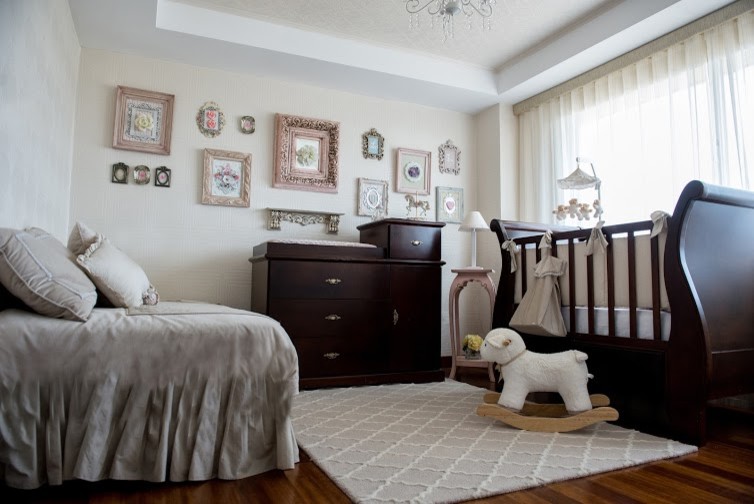 Idées déco pour une chambre de bébé fille éclectique de taille moyenne avec un mur beige, parquet foncé et un sol marron.