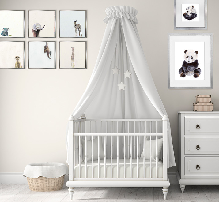 Modelo de habitación de bebé neutra tradicional renovada con paredes beige, suelo de madera clara y suelo blanco