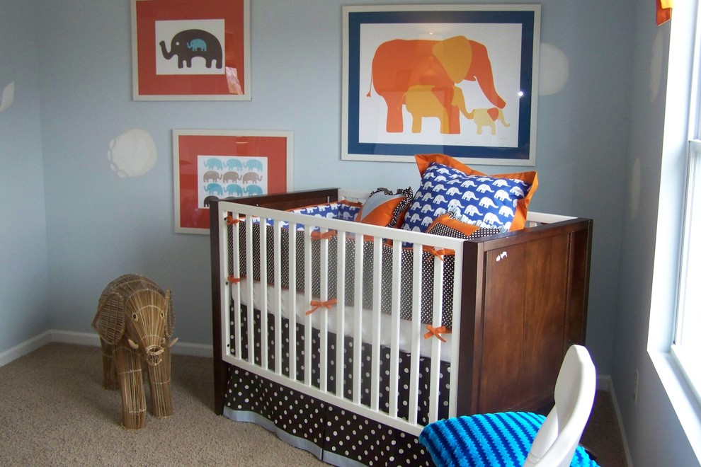 Idéer för ett litet modernt könsneutralt babyrum, med blå väggar och heltäckningsmatta