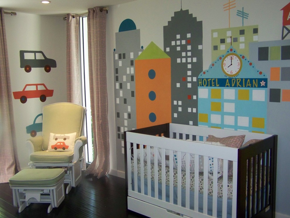 Ispirazione per una cameretta per neonato minimalista con parquet scuro e pareti multicolore