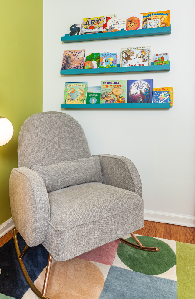 Kleines Retro Babyzimmer mit grüner Wandfarbe, braunem Holzboden und buntem Boden in Detroit