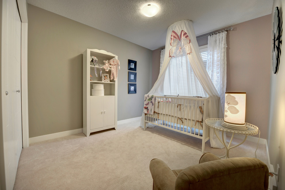 На фото: комната для малыша среднего размера в стиле неоклассика (современная классика) с разноцветными стенами и ковровым покрытием для девочки с