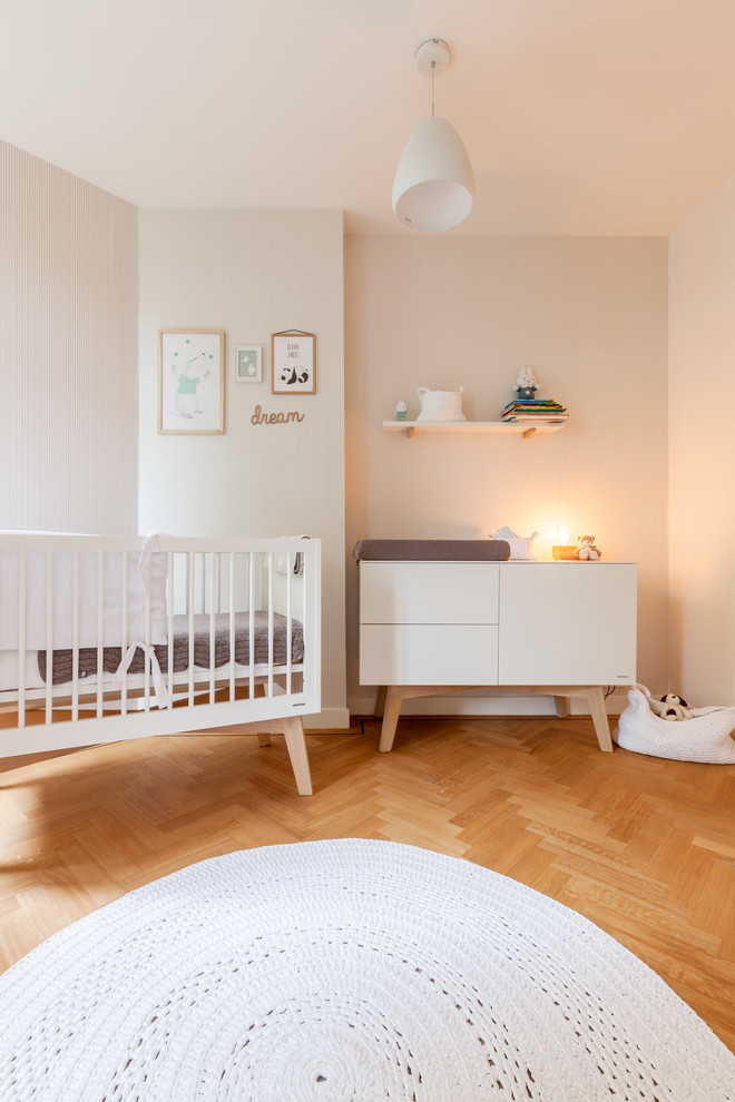 アムステルダムにある北欧スタイルのおしゃれな赤ちゃん部屋の写真