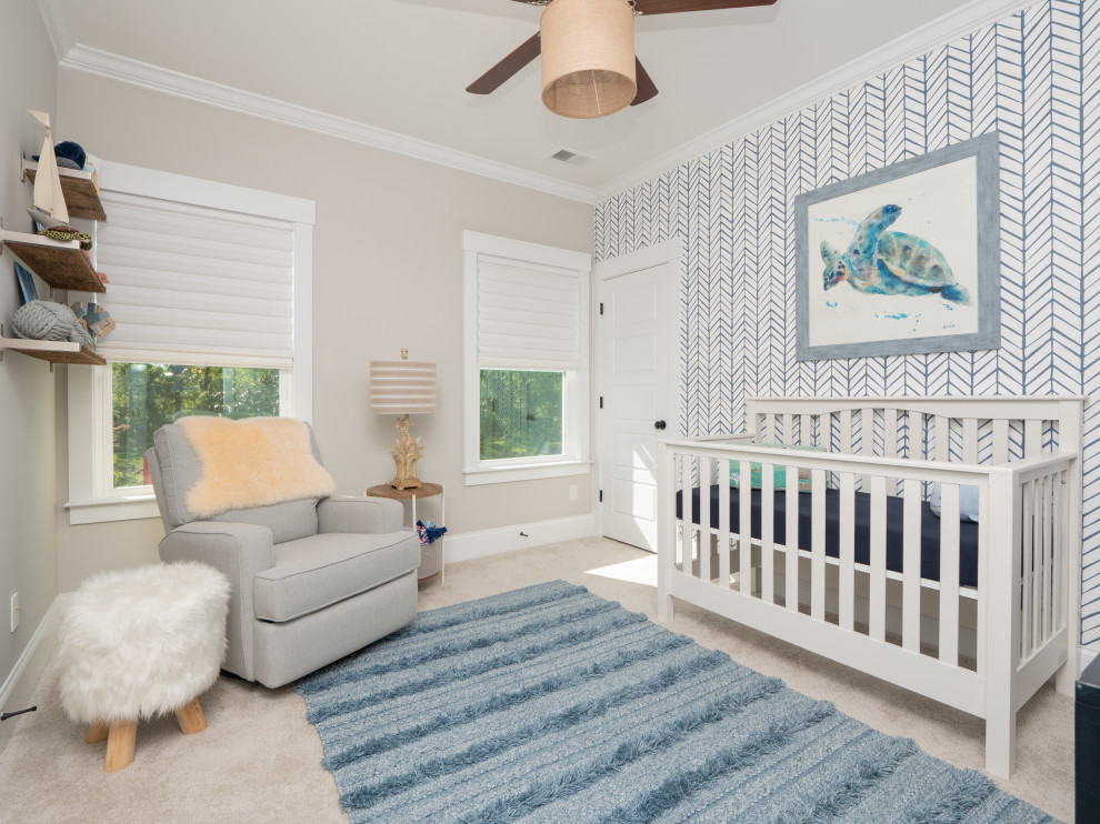 Esempio di una cameretta per neonato stile marinaro di medie dimensioni con pareti beige, moquette e pavimento beige