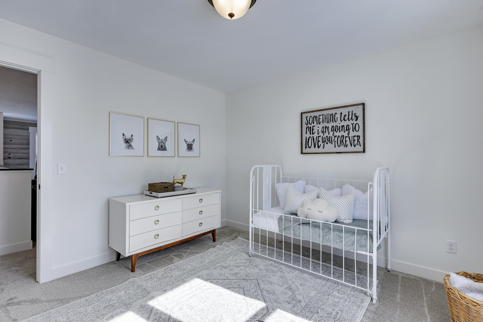 Cette image montre une chambre de bébé neutre rustique de taille moyenne avec un mur blanc, moquette et un sol gris.