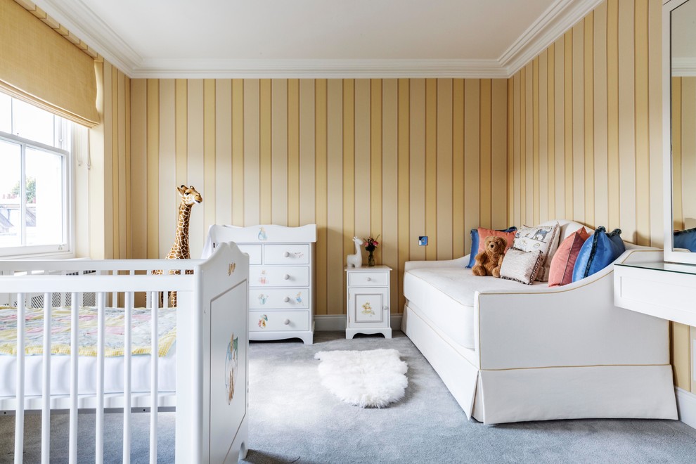 Klassisches Babyzimmer mit gelber Wandfarbe, Teppichboden und grauem Boden in London