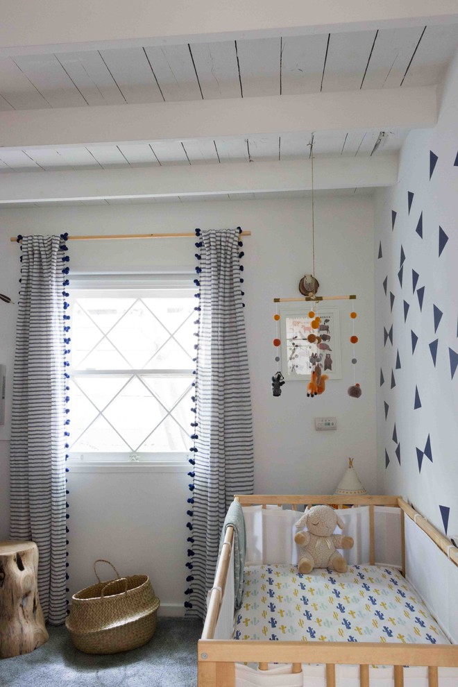 Bild på ett mellanstort eklektiskt babyrum, med vita väggar, heltäckningsmatta och grått golv