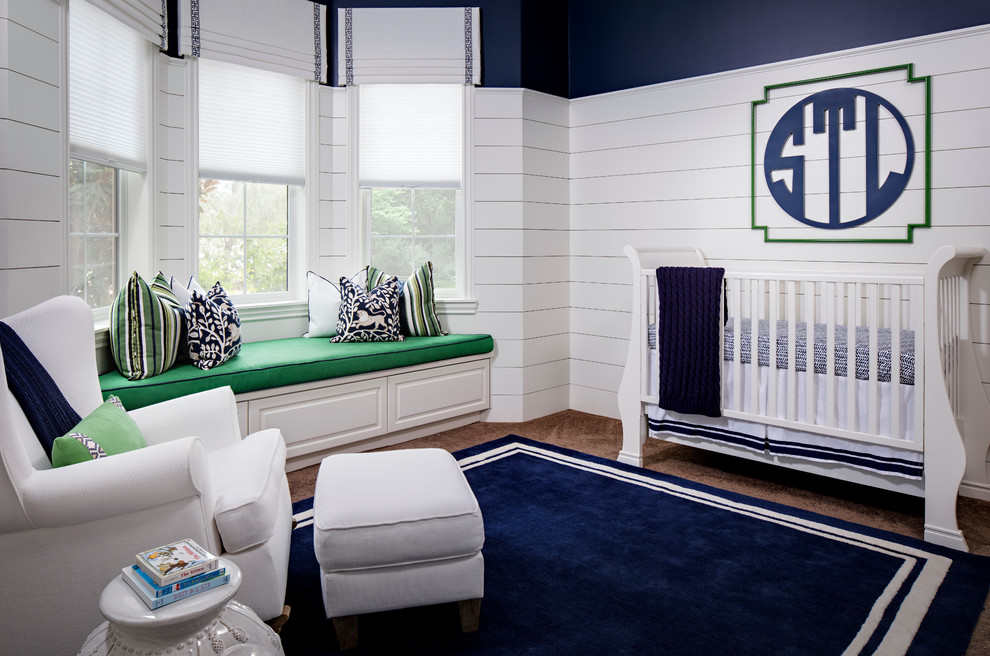 Idéer för ett klassiskt babyrum, med heltäckningsmatta, vita väggar och blått golv