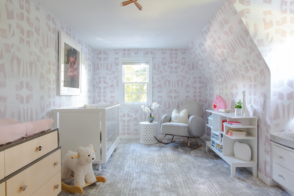 Foto de habitación de bebé niña clásica renovada con paredes rosas, moqueta y suelo gris